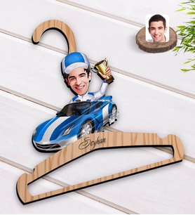 BK Gift Kişiye Özel Erkek Rallici Karikatürlü Standart Boy Ahşap Elbise Askısı-1