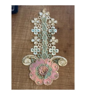 29X15 CM TASARIM NAKIŞ İŞLEME SİMLİ KABAARTMA ÇİÇEKLİ APLİKE