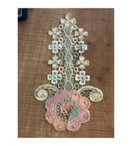 29X15 CM TASARIM NAKIŞ İŞLEME SİMLİ KABAARTMA ÇİÇEKLİ APLİKE