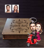 Kişiye Özel Vespa Motorcu Sevgili Karikatürlü Ahşap Anahtarlık Kutulu  Mod-3
