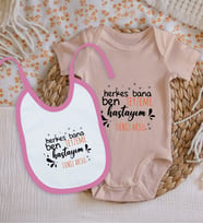 BK Kids Kişiye Özel Teyzeme Hastayım Tasarımlı Pembe %100 Pamuklu Kısa Kol Bebek Body Zıbın ve Mama Önlüğü Hediye Seti