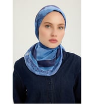 Schaless Köklerin Aynası - Kırmızı - Efilia Desenli Eşarp - 90x90 Cm (Mavi)