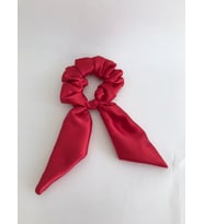 Kadın Kırmızı Saten Parlak Kuyruklu Scrunchie Simit Toka