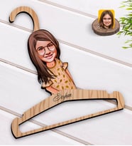 BK Gift Kişiye Özel Kız Çocuk Karikatürlü Standart Boy Ahşap Elbise Askısı-8