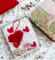 Özel Kutulu Hediye Seti – Kalp Detaylı Beyaz Atkı, 13 Sticker ve Kalp Charm Çanta Süsü (Beyaz - Kırmızı)