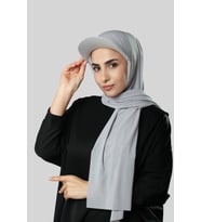 Gri Pratik Hazır Geçmeli Şapkalı Tesettür Şal Sandy Düz 3008_15