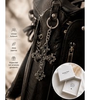 Vintage İşlemeli Gotik Haç Anahtarlık – Alternatif Stil Unisex Aksesuar
