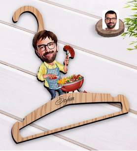 BK Gift Kişiye Özel Erkek Mangalcı Karikatürlü Standart Boy Ahşap Elbise Askısı-1