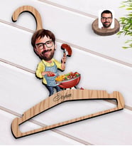 BK Gift Kişiye Özel Erkek Mangalcı Karikatürlü Standart Boy Ahşap Elbise Askısı-1