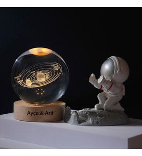 Kişiye Özel Büyük Boy Işıklı Ahşap Kaideli Gezegenler Temalı Cam Küre 8*6cm