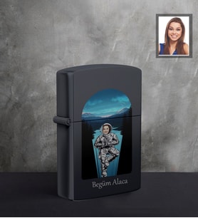 Kişiye Özel Uzay Karikatürlü UV Baskılı Siyah Benzinli Cakmak Bayan-3