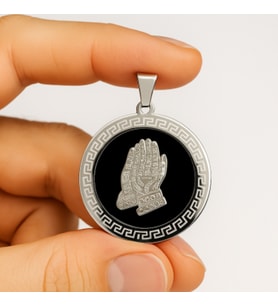 Siyah Mine Üzeri Gümüş Dua Eden Eller Çelik Kolye Ucu – 5 cm