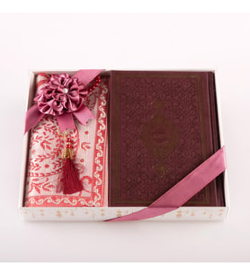 Kuran +  Seccade +  Tesbih Hediye Seti (Orta Boy, Termo Deri, Desenli Kutu, Bordo)