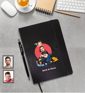 Kişiye Özel Babalar Günü Baba Erkek Çocuk Karikatürlü Siyah Defter Kalem Hediye Seti Model-1