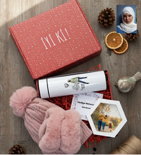 Kişiye Özel Karikatürlü Cute But Capricorn Oğlak Burcu Hediye Kutusu - Kişiye Özel Dijital Göstergeli Termos, Kulaklık, Bere, Altıgen Fotoğraf Çerçevesi Doğum Günü Hediyesi