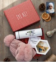 Kişiye Özel Karikatürlü Cute But Capricorn Oğlak Burcu Hediye Kutusu - Kişiye Özel Dijital Göstergeli Termos, Kulaklık, Bere, Altıgen Fotoğraf Çerçevesi Doğum Günü Hediyesi