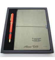 Scrikss İsme Özel Verona Defter + 419 Kırmızı Dolma Kalem Hediyelik Set - SVG195 İsme Özel Defter Kalem Kutulu Set