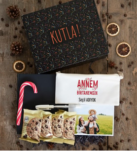 Kişiye Özel Anneye Hediye Hediye Kutusu - Anı Defteri, Fotoğraf 12 Adet, Bez Kalemlik, Baston Şeker, Onefis Sade Cookie 4 adet Anneler Günü Hediyesi (Beyaz)