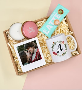 Kişiye Özel Harf Baskılı Kupa& Beyaz Instagram Çerçeve& Pembe Metal Kutulu Mum& Kahve Dünyası Kahve Hediye Seti