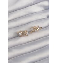 Pirinç Gold Renk İri Zirkon Taşlı Kıvrımlı Minimal Kelebekli Halka Küpe - TJ-BKP9289