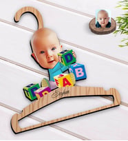 BK Gift Kişiye Özel Bebek Karikatürlü Standart Boy Ahşap Elbise Askısı-5