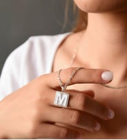 Papatya Silver 925 Ayar Gümüş Beyaz Mineli Kişiye Özel Harf Figaro Zincir Kadın Kolye (Gümüş)