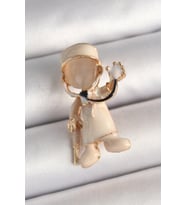 Pirinç Gold Renk Beyaz Mineli Doktor Model Kadın Broş 5886