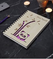 Kişiye Özel Panda Desenli Ahşap Kapaklı Defter - Ajanda - İsme Özel - A5 60 Yaprak (120 SAYFA) Hediyelik (Pembe)