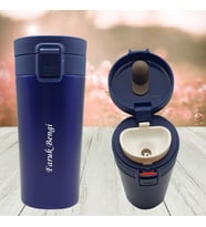 KİŞİYE ÖZEL İSİM BASKILI KAPAK KİLİDİ VE TUŞ MEKANİZMALI KAYDRIMAZ TABANLI TERMOS 380 ML (Mavi)