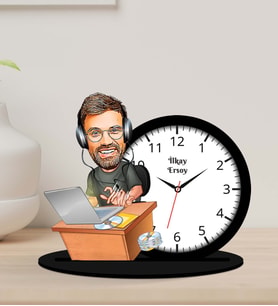 Kişiye Özel Karikatürlü Radyocu Ahşap Biblo Masa Saati