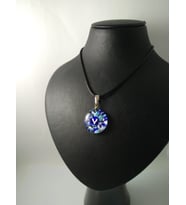 CAM HARF KOLYE – HANDMADE EL YAPIMI MURANO– (V) HARFİ MODELİ