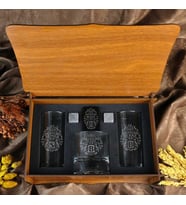 Ahşap Kutulu Arma Tasarımlı Kişiye Özel 2'li Rakı & Çakmak & Taşlı Viski Kadehi Seti