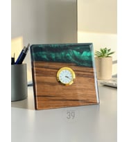 Classic Ceviz & Epoksi Masa Saati – 3,5 cm Altın Kaplama Quartz Mekanizma – Tasarım Masaüstü Saat (15x15 cm) (Yeşil)