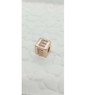 Gold Rose Renk Taş Detaylı E Harfli Küp Charm