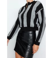 Stil Modern Kadın Crop Düşük Kol Dik Yaka Yumuşak Dokulu Triko Kazak (Siyah)