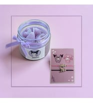 Kuromi Hediye Seti – 1 Adet Frambuaz Kokulu Kuromi Mum + 1 Adet Kuromi + 1 Adet My Melody Bileklik (Mor)
