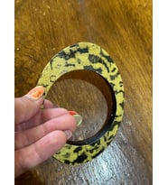 AHŞAP OVAL DESENLİ ETNİK KADIN BİLEZZİK ÇAP 7 CM (Sarı)