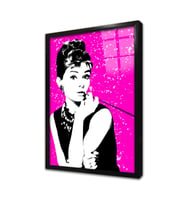 Renkli Audrey Hepburn Çerçeveli Cam Tablo