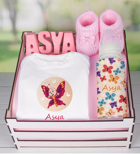 eJOYA Ahşap Sandıkta Kişiye Özel Zıbın Biberon Taş İsimlik Ve Patik Bebek Hediye Seti 109511 (Pembe)