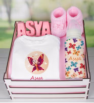 eJOYA Ahşap Sandıkta Kişiye Özel Zıbın Biberon Taş İsimlik Ve Patik Bebek Hediye Seti 109511 (Pembe)