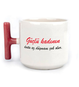 Güçlü Kadının Dostu Az, Düşmanı Çok Olur Baskılı Kadınlar Günü Kırmızı Kulplu T Kupa