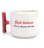 Güçlü Kadının Dostu Az, Düşmanı Çok Olur Baskılı Kadınlar Günü Kırmızı Kulplu T Kupa