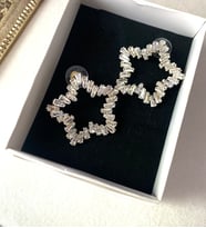 Rodyum Kaplama Sallantılı Kadın Zirkon Küpe Abiye