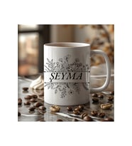 Kişiye Özel Çiçekli Alfabe Baskılı Seramik Kahve Çay Kupası Baskılı Kupa (Beyaz)