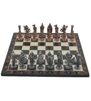 GiftHome Büyük Boy Metal İNGİLİZ Satranç Takımı Antik ve Katlanır Ceviz Desenli MDF Satranç Tahtası (43X43 cm.)