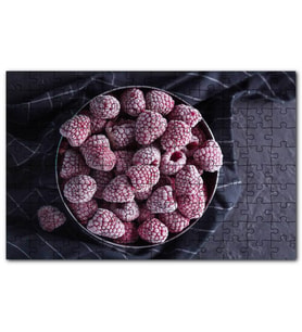 Cakapuzzle Tabakta Donmuş Ahududular Siyah Kumaş Zemin Puzzle Yapboz MDF (Ahşap) (120 Parça)