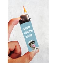 Sezar "Geldim gördüm yedim" Baskılı Klasik Çakmak, Tekrar Doldurulabilir