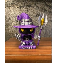 Veigar Figür – 13 cm Mor Şapkalı & Asalı Koleksiyonluk Oyuncak & Masaüstü Dekoratif Heykel