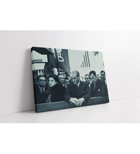 Atatürk Fabrika Önünde Gösteri İzlerken
