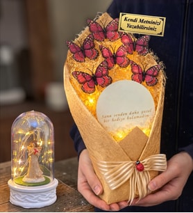 Size Özel Led Işıklı Aynalı Pembe Kelebek Buketi ve Led Işıklı Biblolu Fanus (Model 10)